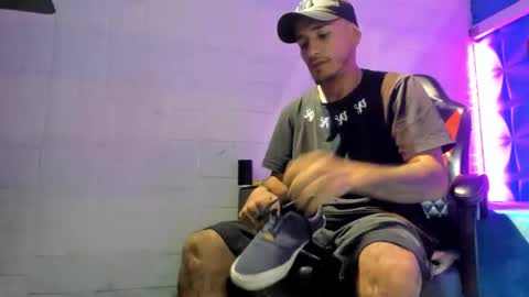 Snapshot of axell_cross2 chatting on 10/21/25, 11:33 Axell Cross2 online show from 10/21/25, 11:33