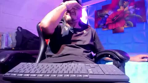 Snapshot of axell_cross2 chatting on 10/22/25, 02:01 Axell Cross2 online show from 10/22/25, 02:01