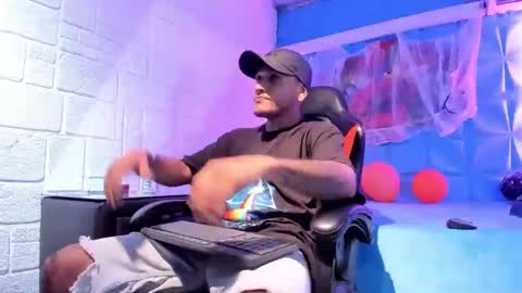 Snapshot of axell_cross2 chatting on 10/28/25, 02:04 Axell Cross2 online show from 10/28/25, 02:04