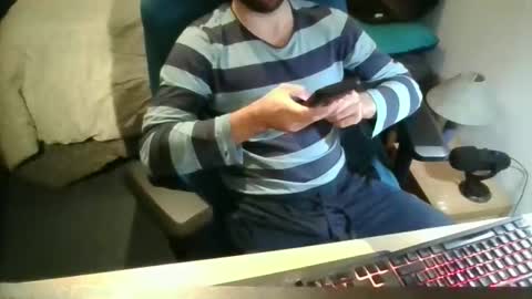 Snapshot of azdert2100 chatting on 11/19/25, 03:12 azdert online show from 11/19/25, 03:12