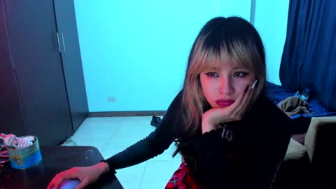 Snapshot of azu_moure chatting on 01/06/25, 01:31 Azu Moure online show from 01/06/25, 01:31