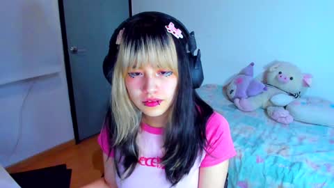 Snapshot of azu_moure chatting on 01/18/25, 05:31 Azu Moure online show from 01/18/25, 05:31