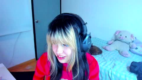 Snapshot of azu_moure chatting on 01/23/25, 08:46 Azu Moure online show from 01/23/25, 08:46