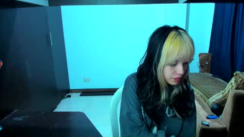 Snapshot of azu_moure chatting on 02/17/25, 07:15 Azu Moure online show from 02/17/25, 07:15