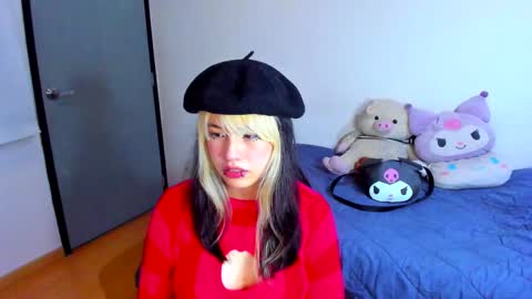 Snapshot of azu_moure chatting on 02/19/25, 07:06 Azu Moure online show from 02/19/25, 07:06