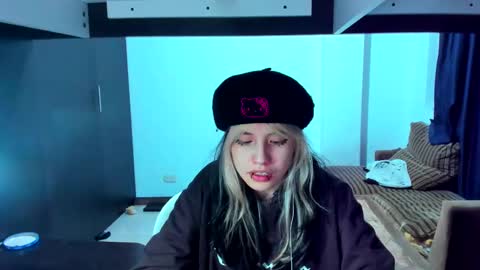 Snapshot of azu_moure chatting on 03/07/25, 10:24 Azu Moure online show from 03/07/25, 10:24