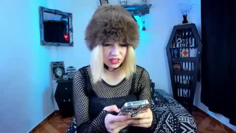 Snapshot of azu_moure chatting on 10/03/25, 08:06 Azu Moure online show from 10/03/25, 08:06