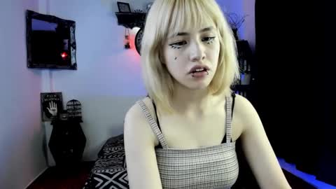 Snapshot of azu_moure chatting on 10/10/25, 11:15 Azu Moure online show from 10/10/25, 11:15