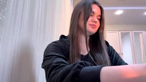 Snapshot of azzieyerbich chatting on 04/01/26, 04:04 Elara online show from 04/01/26, 04:04