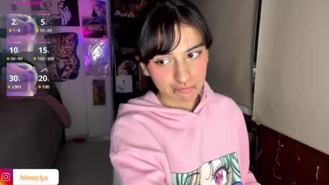 Snapshot of b0nnie_h0ney chatting on 01/28/25, 11:39 Lyanna online show from 01/28/25, 11:39