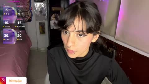 Snapshot of b0nnie_h0ney chatting on 02/12/25, 12:05 Lyanna online show from 02/12/25, 12:05