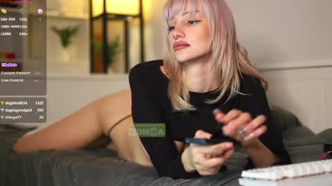 Snapshot of babeholly chatting on 02/20/25, 11:21 Hey Im your angel Holly online show from 02/20/25, 11:21