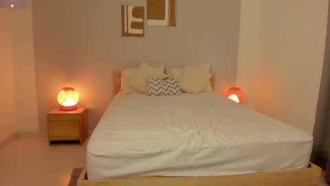 itzell  online show from 01/06/25, 04:47