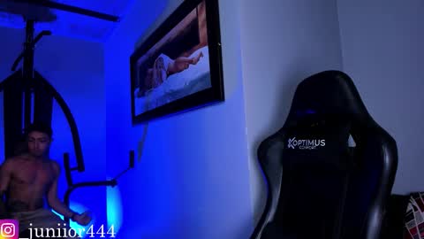 Junior       Independent Model online show from 12/15/25, 03:55