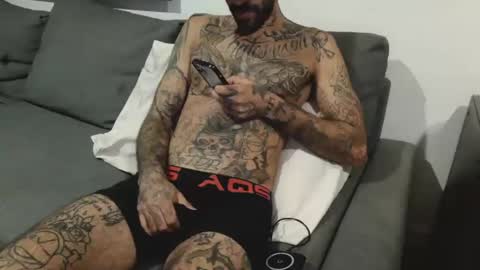 Snapshot of badcouple_ chatting on 09/29/25, 04:17 BadCouple online show from 09/29/25, 04:17