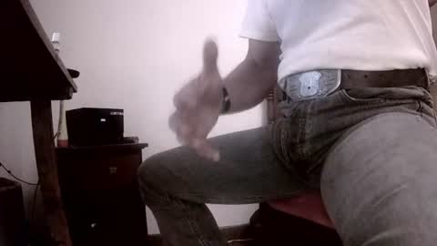 Snapshot of badhombremx chatting on 06/25/26, 05:12 Mexican livin Off the Wall online show from 06/25/26, 05:12