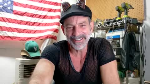 Snapshot of badnightwolf chatting on 09/20/25, 08:15 Silver online show from 09/20/25, 08:15