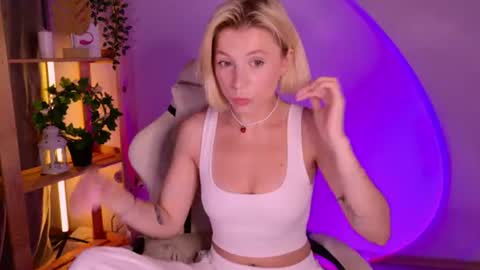 Snapshot of balerinacappuccino_ chatting on 06/21/26, 02:47 Elly online show from 06/21/26, 02:47
