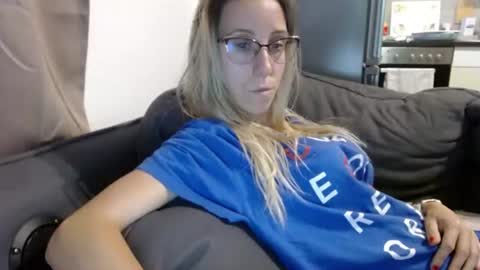 Snapshot of barelylegalblondy chatting on 07/12/26, 04:09 Lena online show from 07/12/26, 04:09