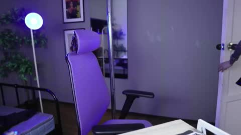 BAYONETTA DOLL  online show from 12/05/25, 12:47