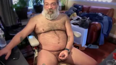 Snapshot of bear_in_mind chatting on 12/31/24, 04:25 BareBear online show from 12/31/24, 04:25