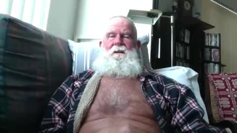 Snapshot of beardbushy chatting on 05/17/26, 03:41 beardbushy online show from 05/17/26, 03:41