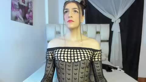 Snapshot of beautiful_doll888 chatting on 07/19/26, 01:09 Valeria online show from 07/19/26, 01:09