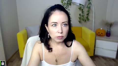 beautiful_moon3 online show from 10/28/25, 10:41