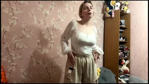 Mia online show from 04/09/26, 03:28