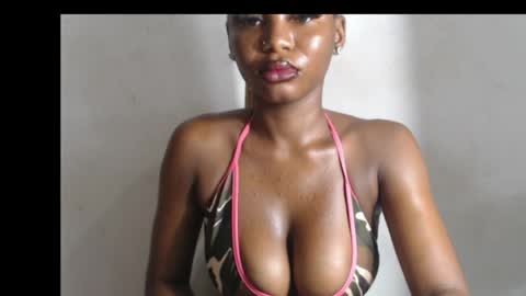 Snapshot of beautyslut1 chatting on 04/19/26, 08:35 beautyslut1 online show from 04/19/26, 08:35