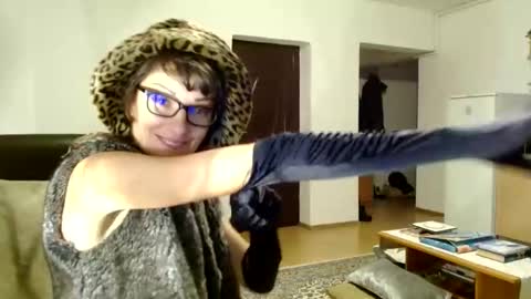 Snapshot of bebacksooon chatting on 12/14/24, 05:36 Raluca online show from 12/14/24, 05:36