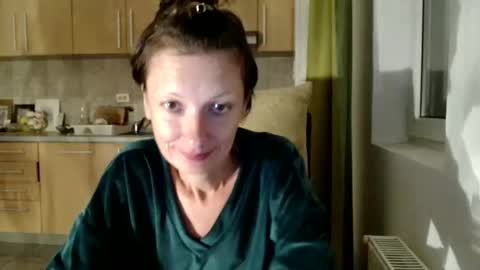 Snapshot of bebacksooon chatting on 09/29/25, 05:40 Raluca online show from 09/29/25, 05:40