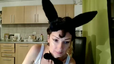 Snapshot of bebacksooon chatting on 10/05/25, 05:22 Raluca online show from 10/05/25, 05:22