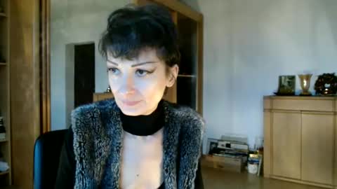 Snapshot of bebacksooon chatting on 11/29/25, 02:20 Raluca online show from 11/29/25, 02:20