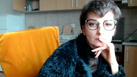 Snapshot of bebacksooon chatting on 01/13/26, 12:10 Raluca online show from 01/13/26, 12:10