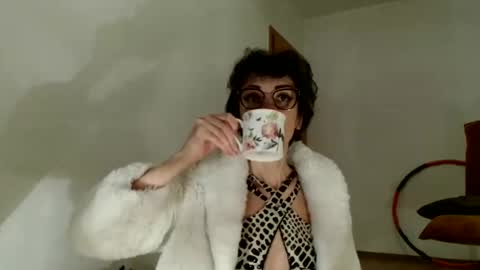 Snapshot of bebacksooon chatting on 02/25/26, 06:17 Raluca online show from 02/25/26, 06:17