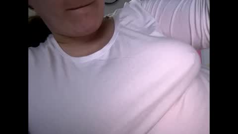 Snapshot of beeinmedeep chatting on 10/27/25, 01:20 beeinmedeep online show from 10/27/25, 01:20