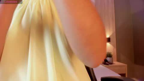 Bella cam online show from 04/25/26, 07:22