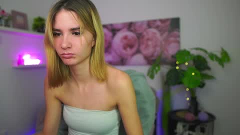 Snapshot of bella_blonde18 chatting on 12/18/25, 02:45 BellaBlonde online show from 12/18/25, 02:45