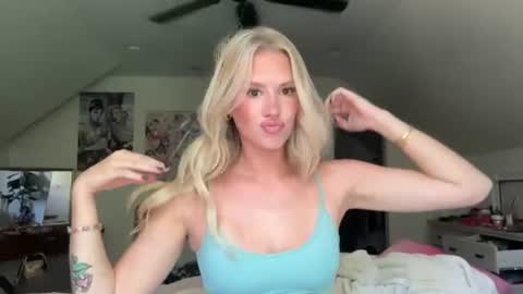 Snapshot of bella_christian chatting on 07/14/26, 04:23 Bella Baby online show from 07/14/26, 04:23