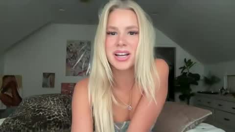 Snapshot of bella_christian chatting on 07/24/26, 05:00 Bella Baby online show from 07/24/26, 05:00