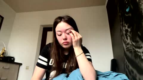 Hanna here Welcome  online show from 04/08/26, 02:33