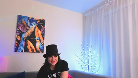 Snapshot of bella_hillss chatting on 04/30/26, 08:15 Bella online show from 04/30/26, 08:15