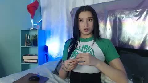 Snapshot of bella_lr chatting on 10/02/25, 02:18 Valentina online show from 10/02/25, 02:18