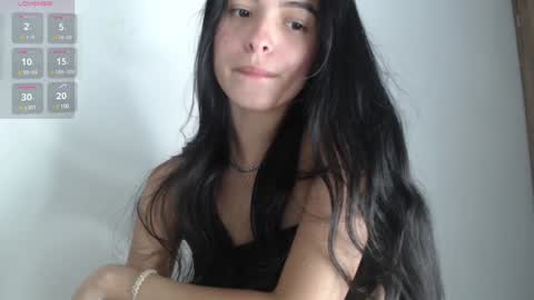 Snapshot of bella_musee chatting on 01/09/25, 03:04 online show from 01/09/25, 03:04