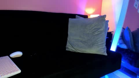 Bella Ponce  online show from 11/16/25, 12:16