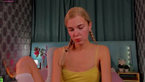 Snapshot of bella_stewartt chatting on 09/11/25, 12:44 Bella online show from 09/11/25, 12:44