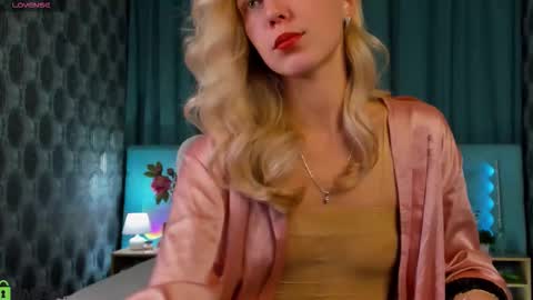 Snapshot of bella_stewartt chatting on 09/15/25, 12:10 Bella online show from 09/15/25, 12:10