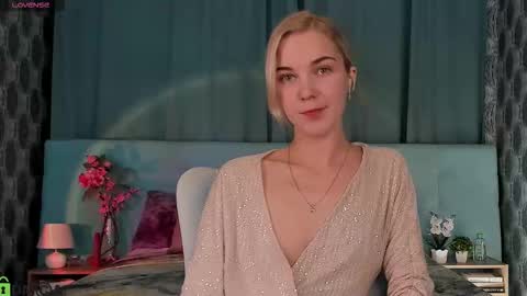 Snapshot of bella_stewartt chatting on 09/25/25, 12:14 Bella online show from 09/25/25, 12:14