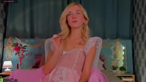 Snapshot of bella_stewartt chatting on 10/09/25, 12:30 Bella online show from 10/09/25, 12:30